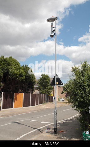 Un lato della strada telecamera TVCC su una lampada posta in Hounslow, Middx, Regno Unito. Foto Stock