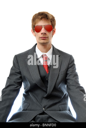 Giovani diretta business man in tuta con red aviator occhiali da sole. Foto Stock