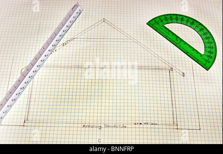 Abbozzo della casa di planimetrie su carta a griglia con righello verde Foto Stock