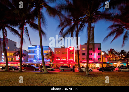 Art Deco illuminati al neon di edifici storici, Ocean Drive e South Beach di Miami, Florida Foto Stock