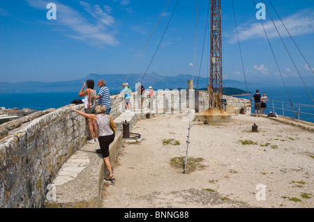 I turisti guardando la vista dalla vecchia fortezza veneziana di Corfù città sull'isola greca di Corfu Grecia GR Foto Stock