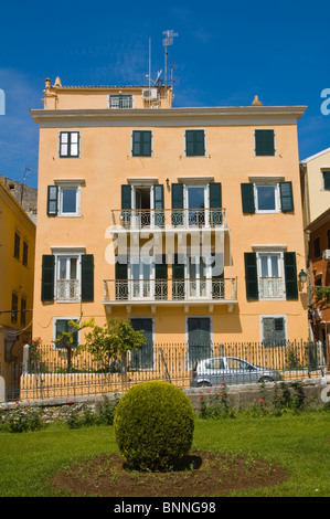 Ristrutturato in stile tradizionale edificio di appartamenti nella vecchia città di Corfù sull'isola greca di Corfu Grecia GR Foto Stock