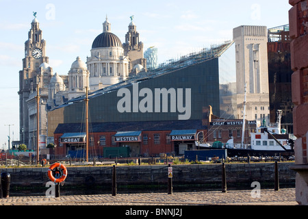 Una vista del fegato edificio e l'edificio portuale, dall'Albert Dock Liverpool Foto Stock