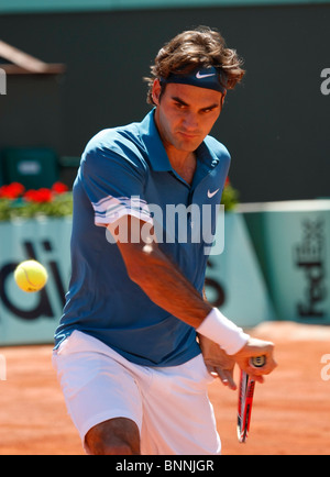 Roger Federer in azione all'aperto francese 2010 ,Roland Garros, Parigi, Francia Foto Stock