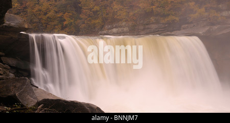 Grande cade Cumberland Falls membro Resort Park Kentucky USA America Stati Uniti d'America cascata Foto Stock