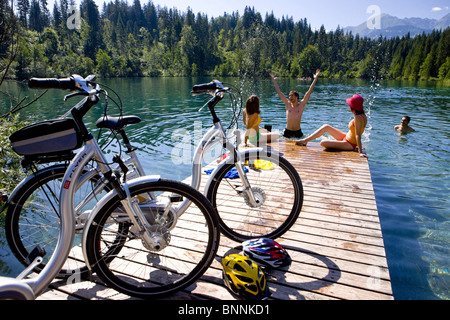 Svizzera Svizzera chat bagno Crestasee estate sport tempo libero biciclette elettriche canton Grigioni Grigioni gruppo bagnarsi Swiss Foto Stock