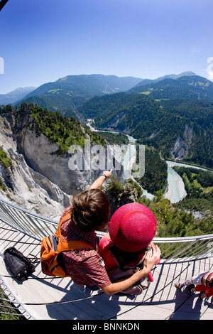 Svizzera Svizzera escursione a piedi Reno gulch gulch coppia giovane due persone la piattaforma view rovina alta gulch canton Grigioni Grigioni Foto Stock