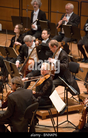 I membri dell'anima eterna Orchestra Filarmonica di eseguire sul palco a MUPA, Conduttore: Jos Van Immerseel on April 27, 2010 Foto Stock