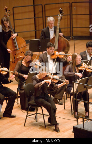 I membri dell'anima eterna Orchestra Filarmonica di eseguire sul palco a MUPA, Conduttore: Jos Van Immerseel on April 27, 2010 Foto Stock