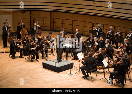 I membri dell'anima eterna Orchestra Filarmonica di eseguire sul palco a MUPA, Conduttore: Jos Van Immerseel on April 27, 2010 Foto Stock