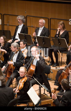 I membri dell'anima eterna Orchestra Filarmonica di eseguire sul palco a MUPA, Conduttore: Jos Van Immerseel on April 27, 2010 Foto Stock