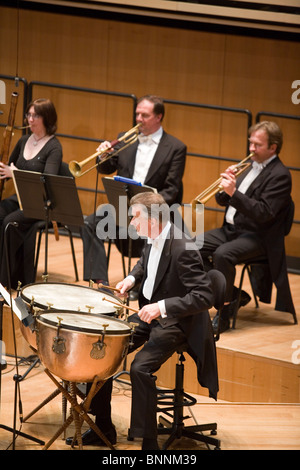 I membri dell'anima eterna Orchestra Filarmonica di eseguire sul palco a MUPA, Conduttore: Jos Van Immerseel on April 27, 2010 Foto Stock