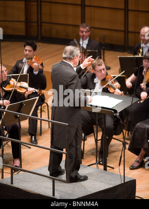 I membri dell'anima eterna Orchestra Filarmonica di eseguire sul palco a MUPA, Conduttore: Jos Van Immerseel on April 27, 2010 Foto Stock