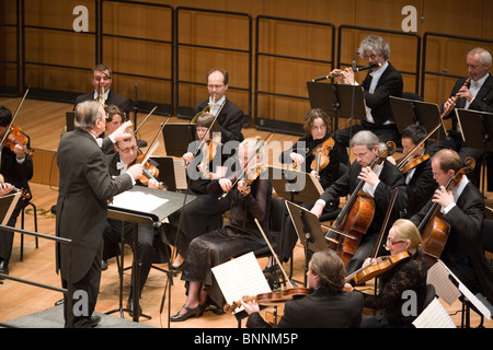 I membri dell'anima eterna Orchestra Filarmonica di eseguire sul palco a MUPA, Conduttore: Jos Van Immerseel on April 27, 2010 Foto Stock