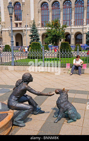 Budapest, Ungheria. Vigado Concert Hall (Pesti Vigado - 1864) in Vigado ter (quadrato). Bronzo della ragazza con il cane Foto Stock