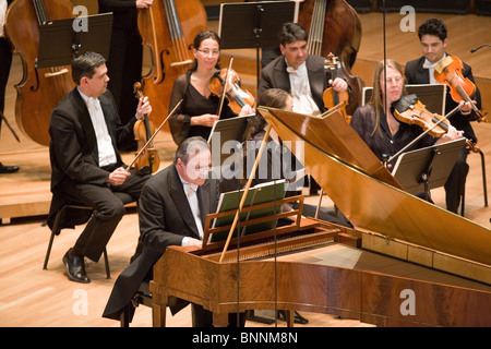 I membri dell'anima eterna Orchestra Filarmonica di eseguire sul palco a MUPA, Conduttore: Jos Van Immerseel on April 27, 2010 Foto Stock