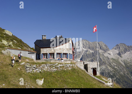 Svizzera Svizzera escursione a piedi Salbithütte Göscheneralp persone due coppia giovane vista posteriore SAC montagne scogliere di rocce di pietra Foto Stock