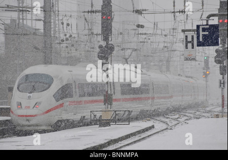 Al di fuori di strada all'aperto ferrovia stazione ferroviaria Germania snowbound railroad Europa traffico a lunga percorrenza categoricamente black ice intercity Foto Stock