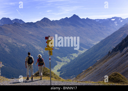 Svizzera Svizzera escursione a piedi coppia giovane scenario due signpost Davos Montagne Paesaggio Davos canton Grigioni Grigioni Foto Stock