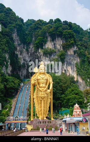 Destinazione Asia outdoor Batu scultura ingresso delle grotte area di immissione figura turismo fede Dio divinità divinità induismo grotte Foto Stock