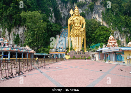 Destinazione Asia outdoor Batu scultura ingresso delle grotte area di immissione figura turismo fede Dio divinità divinità induismo grotte Foto Stock