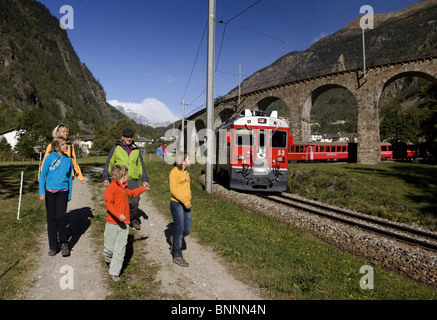 In Svizzera la Svizzera a piedi escursione gruppo familiare Brusio Posciavo Bernina in viaggio-fuori Italia canton Grigioni Grigioni Bündnerland road Foto Stock