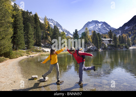 Svizzera Svizzera escursione a piedi coppia giovane due lago Cavloc Maloja lago di montagna lago di autunno del cantone dei Grigioni Grigioni Bündnerland Foto Stock