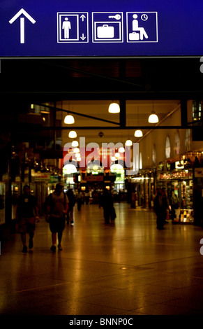 Segno di viaggio che mostra le direzioni in Hauptbahnhof Mainstation Monaco di Baviera Germania Foto Stock