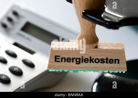 Timbro sui costi di riscaldamento calcolatrici tascabili per le apparecchiature per ufficio energia energia costa prezzo aumentare il riscaldamento denaro costi di riscaldamento premio Foto Stock