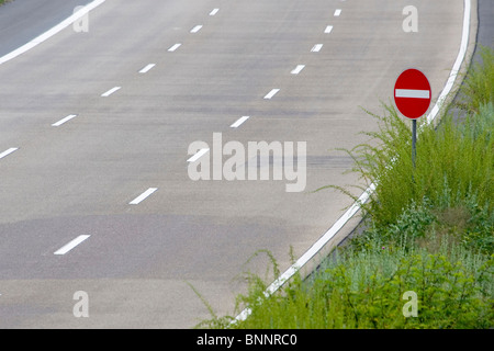 Autostrada blank divieto di guida di una strada a senso unico cartello stradale carreggiata corsie divieto di guida street strade energia aumento di prezzo mark-up costo Foto Stock