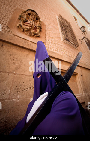 Andalusia spagna murcia Venerdì Santo Processione di religione cofano personalizzato croce turismo itinerante vacanza vacanze Foto Stock