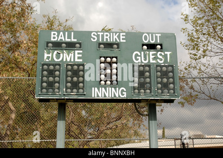 Quadro di valutazione per un campo da baseball che mostra entrambe le fasce di età e di utilizzo. Foto Stock