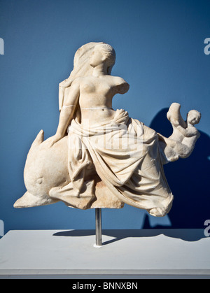 Statuetta di Afrodite a cavallo di un delfino dal Santuario di Poseidone sull isola di Thasos. Ca. 2a-1st c. BC. Foto Stock