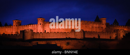 La vecchia città fortificata di Carcassonne, Francia - illuminati per il giorno della Bastiglia Foto Stock