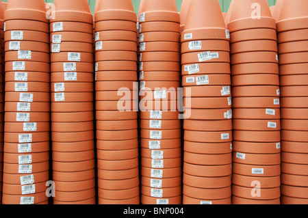 Terracotta impilati fioriere in vendita presso un centro giardino Foto Stock