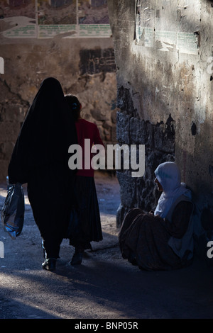 Donna curda del cancello per la cittadella di Diyarbakir, Turchia Foto Stock