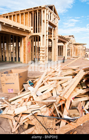 La costruzione è di rifiuti raccolti sul sito di un nuovo telaio in legno casa essendo costruito in Arizona. Foto Stock