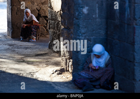 Persone anziane curde di accattonaggio presso la cittadella gates a Diyarbakir, Turchia Foto Stock