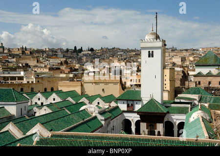 La moschea di Kairaouine, minareto, Courtyard & Arabo o università islamica (f.859), e la vista sulla città di Fez, Marocco Foto Stock