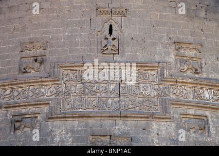 Arabo iscrizione sul Ulu torre Beden sulle antiche mura della città di Diyarbakir, Turchia Foto Stock