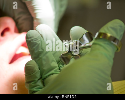 Una donna riceve un'iniezione presso lo studio del dentista Foto Stock