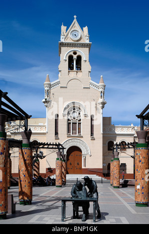 Chiesa neo-romanica di Sagrado Corazon (1918) e Statua di Lopez Moreno, Menendez Plaza o Plaza Menendez y Pelayo, o Piazza della città, Melilla Spagna Foto Stock