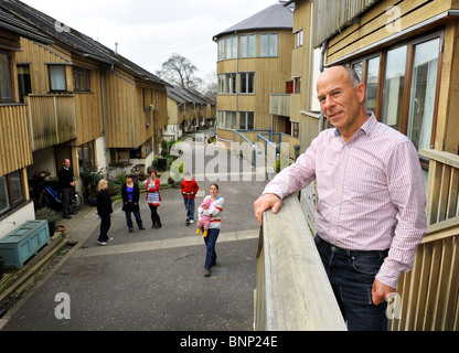 David Michael fonder di Springhill Eco-Housing, cohousing, comunità sociale l'alloggiamento. Stroud Gloucestershire. Inghilterra, Regno Unito. Foto Stock