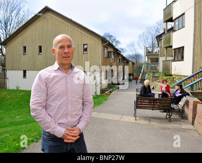 David Michael fonder di Springhill Eco-Housing, cohousing, comunità sociale l'alloggiamento. Stroud Gloucestershire. Inghilterra, Regno Unito. Foto Stock