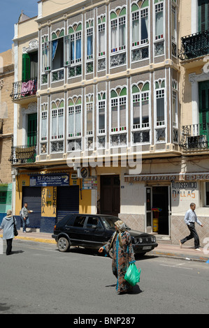 Scena di strada con balcone coperto o racchiusi veranda di vetro o di una veranda, Melilla, Spagna Foto Stock