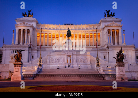 La mattina presto all'impressionante Vittorio Emanuele memorial building con la tomba del milite ignoto, Roma Lazio Italia Foto Stock