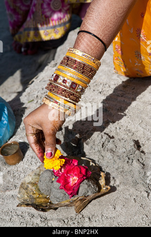 Indian sposa fare una offerta rituale (puja). Fiume Gange. Di Allahabad. India Foto Stock