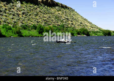 Guidate la pesca a mosca da un galleggiante barca, Madison River, Montana Foto Stock