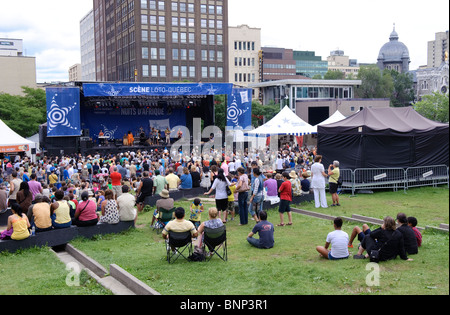 La folla che frequentano un concerto all'aperto dato durante il Nuits d'Afrique Festival di Montreal, provincia del Québec in Canada. Foto Stock