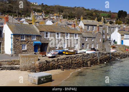 Case vacanze che si affaccia sul porto di mousehole in cornwall, Regno Unito Foto Stock